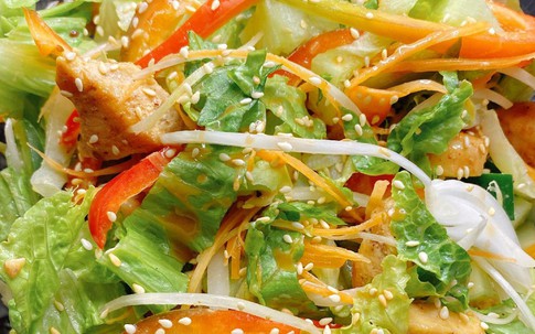 Cách làm salad ức gà đơn giản, thơm ngon, không ngán tại nhà cho ngày nắng nóng