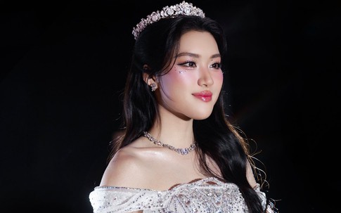 Phương Oanh diện váy cưới gây tranh cãi