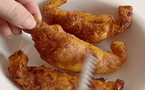 Làm bánh sừng bò bằng bánh tráng với nồi chiên không dầu