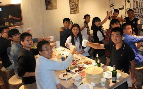 Về quê họp lớp sau nhiều năm, lớp trưởng nói 1 câu khiến tôi rời bàn tiệc và chặn cả nhóm lớp