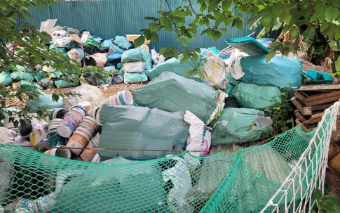 Sau kiểm tra của UBND xã Quốc Oai, bên trong khu nhà xưởng vi phạm ở Phượng Cách, Sơn Trung vẫn vận hành, xả thải ra môi trường