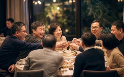 Họp lớp sau 20 năm, lớp trưởng chia bàn theo thu nhập: Tình bạn hóa ra có giá