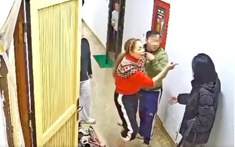 Người phụ nữ túm tóc hàng xóm đánh tới tấp vì cho rằng nạn nhân xúc phạm con trai mình