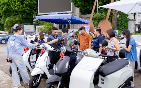 Người dùng VinFast nói về trải nghiệm xe điện: Không lo hết pin giữa đường, đi đâu cũng dễ nạp năng lượng