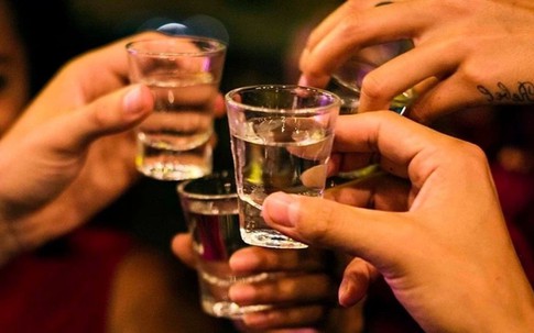 Từ hôm nay (15/5), lãnh đạo để nhân viên uống rượu bia tại nơi làm việc có thể bị phạt đến 5.000.000 đồng