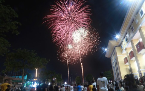 Mãn nhãn drone show, pháo hoa trong đêm khai mạc du lịch Thái Nguyên 2026