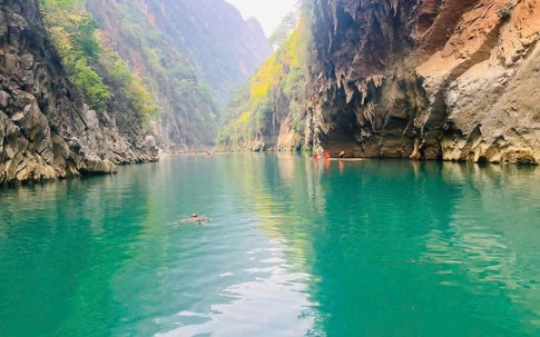 Tuyên Quang: Xuyên đêm băng rừng tìm nam sinh mất tích trên dòng sông Nho Quế