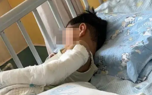 Bé trai 4 tuổi sống sót kỳ diệu sau cú rơi từ tầng 11