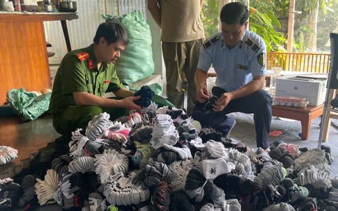 Hà Nội: Triệt phá điểm tập kết hơn 5.400 sản phẩm Nike, Adidas, Puma giả mạo bên bờ sông Nhuệ