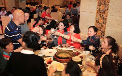 Họp lớp sau 20 năm, tôi không còn ghen tỵ với bạn bè giàu có vì 3 sự thật cay đắng