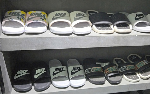 Phát hiện cửa hàng bán hơn 1.400 sản phẩm giày dép giả nhãn hiệu “Nike”, “Adidas”, "New Balance" và "Onitsuka Tiger"