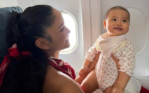 Con gái H'Hen Niê 8 tháng tuổi đã có 7 chuyến bay, biểu cảm mỗi lần đi máy bay đều gây chú ý
