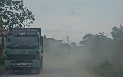 Xe tải chạy rầm rập trên tuyến đê sông Luộc ở Hưng Yên: Ô nhiễm môi trường, đe dọa sự an toàn của người dân