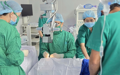 Bé trai 10 tuổi gần như chỉ thấy sáng tối, cải thiện thị lực sau phẫu thuật đục thủy tinh thể