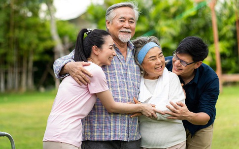 Về già mới hiểu: Cả đời bon chen, cuối cùng điều quý nhất lại là 4 người này