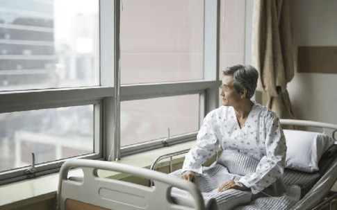Tranh chấp tài sản trước giường bệnh của bố, 3 con trai mất trắng vì quá tham