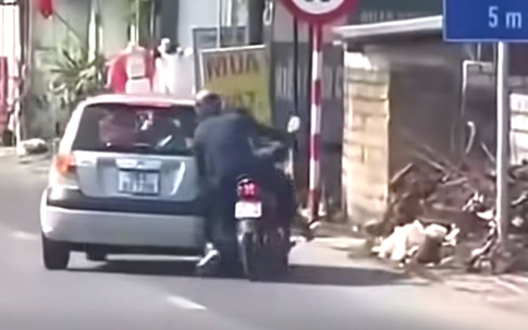Chèn ngã người đi xe máy do mâu thuẫn với mẹ trên xe ô tô
