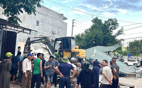 Căn nhà bất ngờ đổ sập khi đang sửa chữa, 3 nạn nhân bị vùi lấp
