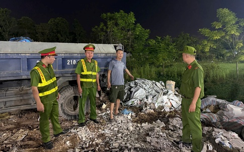 Hà Nội: Bắt quả tang liên tiếp các xe tải đổ trộm phế thải xây dựng trong đêm