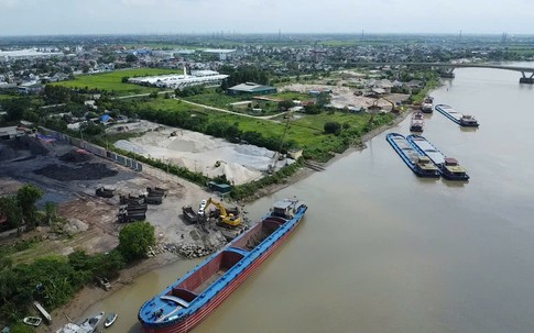 'Ma trận' bến bãi và những 'mố cẩu' đầy dấu hỏi ven sông Luộc ở Hưng Yên