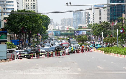 Hà Nội: Giao thông hỗn loạn ngày đầu rào chắn nút giao La Thành - Nguyễn Chí Thanh
