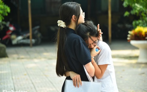 Sĩ tử Hà Nội bật khóc nức nở sau môn Toán kỳ thi lớp 10