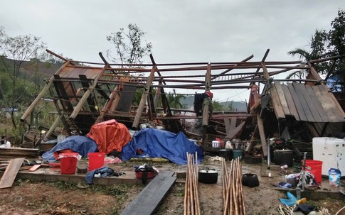 Dông lốc trái mùa gây thiệt hại lớn, nhiều nơi không kịp trở tay