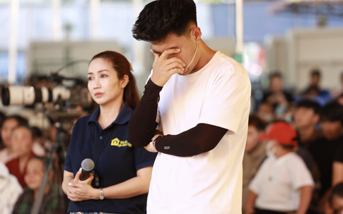 Cầu thủ Phạm Lý Đức rơi nước mắt khi đồng hành cùng 'Mái ấm gia đình Việt'