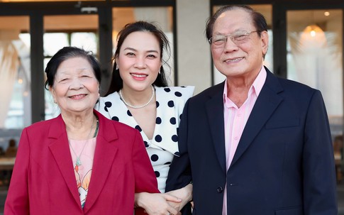 Ba mẹ Mỹ Tâm gây chú ý ở tuổi xế chiều