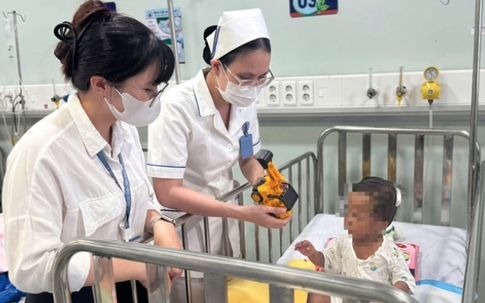 Tình hình sức khỏe của bé trai 2 tuổi bị mẹ bạo hành ở TP.HCM