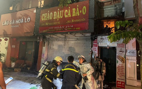 Hà Nội: Kịp thời giải cứu 4 người mắc kẹt trong vụ cháy cửa hàng trên phố Hàng Vôi