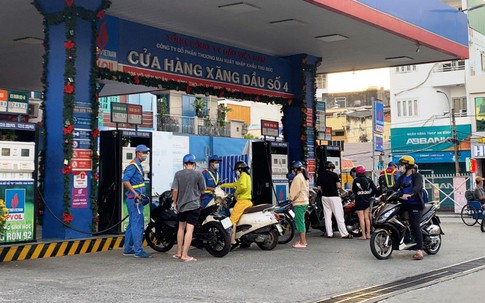 Xăng E10 sắp bán đại trà: Người tiêu dùng thấp thỏm, người kỳ vọng giảm chi phí