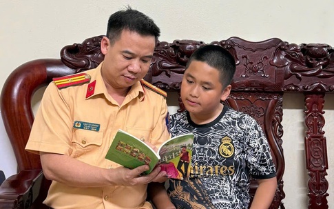 Những cái nắm tay của đồng đội: CSGT Hà Nội 'chắp cánh ước mơ' cho con em cán bộ, chiến sĩ có hoàn cảnh khó khăn