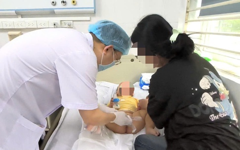 Bé trai bất ngờ phát hiện ung thư hiếm gặp: Trẻ có dấu hiệu này, phụ huynh tuyệt đối không chủ quan