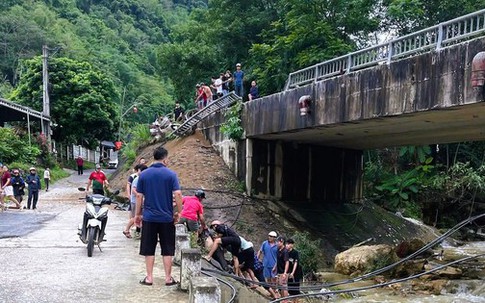 Ô tô chở dầu mất phanh tông vào lan can cầu, tài xế văng xuống suối tử vong