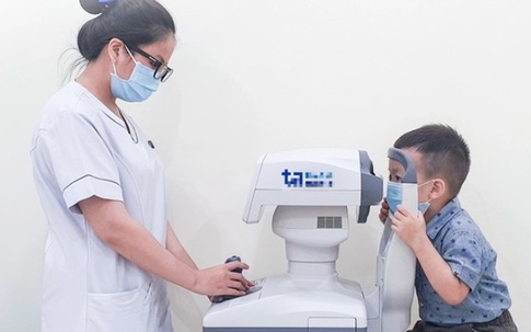 Bé trai 3 tuổi cận 14 độ: Bác sĩ phát hiện nguyên nhân bất thường ở mắt