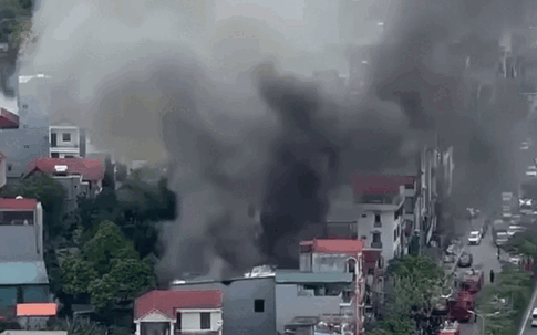 Hà Nội: Cháy lớn kèm khói đen bao trùm cửa hàng xe máy ở Hoài Đức