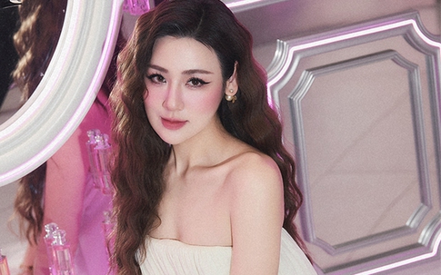 Á hậu Tú Anh xinh như búp bê