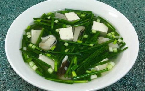 Loại lá được mệnh danh là "kháng sinh thực vật" hóa ra có thể nấu được bát canh ngon khiến họng dịu mát, phổi sạch trơn