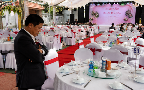 Đặt 100 bàn tiệc hoành tráng cho đám cưới con trai, chú tôi ê chề vì dân làng không một ai đến