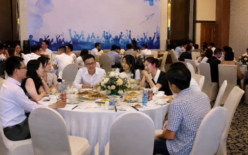 Đi họp lớp sau nhiều năm, tôi sốc nặng khi bị phân chia đẳng cấp ngay từ chỗ ngồi