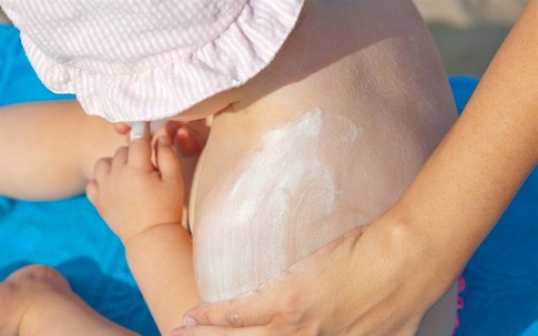 5 tiêu chí chọn kem chống nắng dịu nhẹ, an toàn tuyệt đối cho trẻ nhỏ