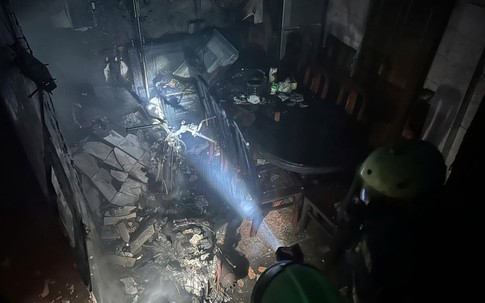 Hà Nội: Cháy nhà lúc rạng sáng, Cảnh sát PCCC kịp thời phá cửa giải cứu 2 người mắc kẹt