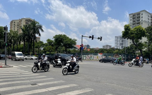 Người dân Hà Nội và miền Bắc tiếp tục hứng chịu kiểu thời tiết ngán ngẩm trước khi lại đón nắng nóng diện rộng