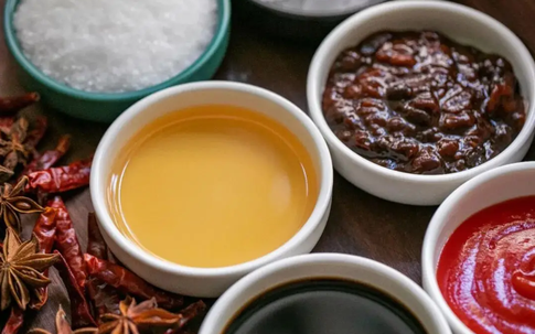 Loại gia vị nhiều nhà để ngay cạnh bếp đang âm thầm sinh độc tố: Kiểm tra ngay trước khi quá muộn
