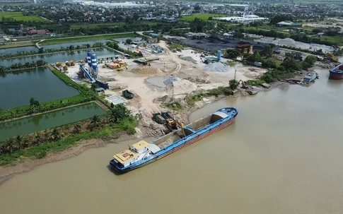 Tiếp vụ xe tải chạy rầm rập trên tuyến đê sông Luộc ở Hưng Yên: Liên tiếp bị đình chỉ, vi phạm vẫn nối dài