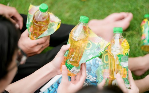 Từ giải thưởng 50 triệu đồng của cô chủ quán trẻ, hè này cả xóm nhỏ miền Tây lại rộn ràng chuyện xé nhãn nhập mã sau khi giải khát