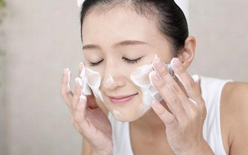 Vì sao dùng sữa rửa mặt có thể khiến da trông sáng hơn?
