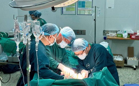 Người phụ nữ 67 tuổi ở Hà Nội mang khối u gan phình gấp 10 lần chỉ sau vài tháng dùng thuốc nam truyền miệng
