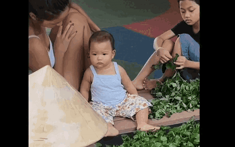 Con gái H'Hen Niê 'đốn tim' fan với ánh mắt chăm chú, phong thái 'tiểu hoa hậu'